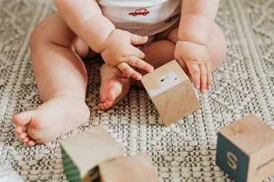 Trẻ dưới 1 tuổi chơi gì? 10 món đồ chơi cha mẹ có thể tham khảo