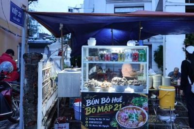 Tp. Huế lập biên bản xử lý một quán bún bò vi phạm về an toàn thực phẩm