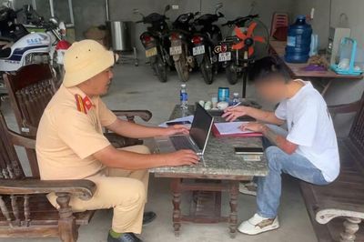 Xử lý tài xế lái ô tô vượt ẩu suýt gây tai nạn trên đường phố Thanh Hoá