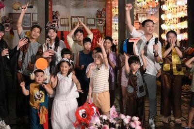 Mưa gió quật đổ sân khấu Bố ơi mình đi đâu thế?, người dân vẫn nán lại chờ ghi hình