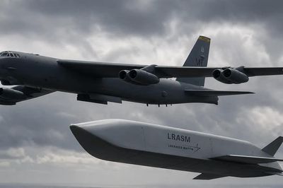 Tên lửa chống hạm tàng hình LRASM khiến B-52 trở thành 'sát thủ tàu chiến'