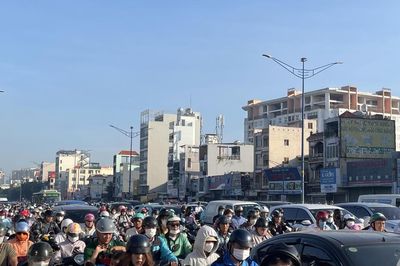 TPHCM: Người dân chật vật di chuyển qua các công trường metro số 2