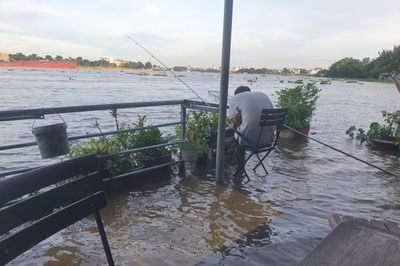 Khu biệt thự, hàng quán ven sông dềnh nước vì triều cường ở TP.HCM