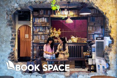 Ba tấn sách trong quán cafe tại khu tập thể Hà Nội
