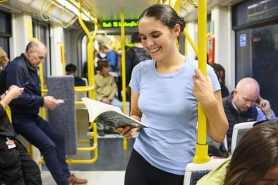 Đi metro, người dân Anh được tặng sách miễn phí