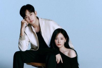 Kim Ji Won tái xuất ấn tượng, Kim Soo Hyun vẫn chờ ngày trở lại màn ảnh