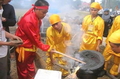 Ba thế hệ giữ lửa nghề đúc đồng làng Chè