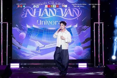 Vương Bình bất ngờ xuống xe giao lưu cùng người hâm mộ sau đêm diễn
