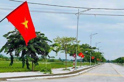 Ngắm 'Đường cờ Tổ quốc', điểm nhấn cho diện mạo nông thôn