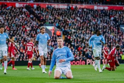 Man City thắng đậm Liverpool tại Anfield, Freiburg lên ngôi đầu Bundesliga