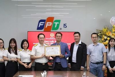 Cục Thuế trao Giấy khen về tuân thủ chính sách, pháp luật thuế năm 2025 nhân Ngày Doanh nhân Việt Nam