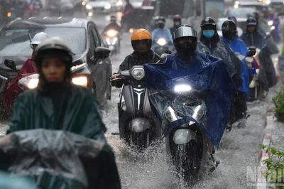 Cảnh báo mưa lớn tại Trung Bộ và Nam Bộ; tàu thuyền trên biển đề phòng lốc xoáy, gió giật mạnh