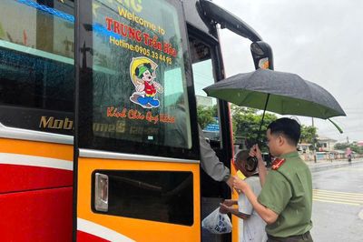 Công an cơ sở hỗ trợ cụ ông đi lạc gần 800km về nhà
