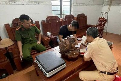 Xử phạt chủ xe ô-tô lắp đèn gây lóa
