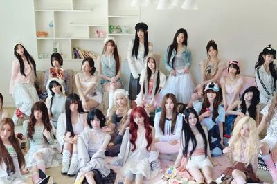 'Nhóm nhạc nữ đông thành viên nhất trong lịch sử K-pop' tripleS tái xuất với đội hình đầy đủ lần đầu tiên