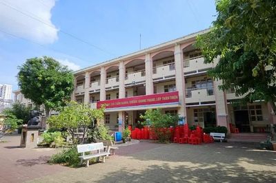 Triều cường dâng cao, một trường học ở TPHCM cho học sinh về sớm
