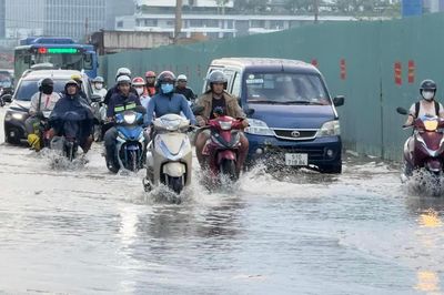 Triều cường dâng cao, nhiều tuyến đường ở TPHCM ngập nước