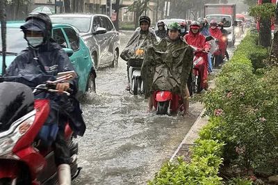 Ngày 12/10, miền Trung mưa lớn cục bộ, cảnh báo lũ quét, sạt lở
