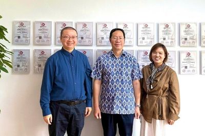 Tổng Lãnh sự Việt Nam tại Trùng Khánh (Trung Quốc) Bùi Nguyên Long thăm, chúc mừng doanh nghiệp nhân Ngày Doanh nhân Việt Nam