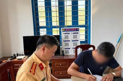 Xử phạt tài xế kéo lê mái tôn giữa phố Quảng Ninh