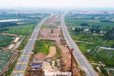 Cận cảnh 15 km đường song hành Vành đai 4 qua Hà Nội vừa thông xe kỹ thuật