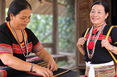 Những phụ nữ vùng cao 'đứng lớp' không bảng đen, phấn trắng