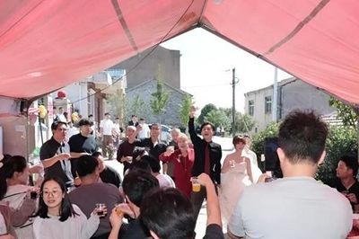 Chú rể mời cộng đồng mạng ăn cưới miễn phí, hơn 100 người vượt đường xa đến dự