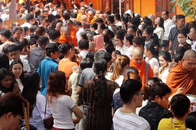 Đồng bào Khmer ở TPHCM thành kính cúng dường trong lễ Sene Dolta