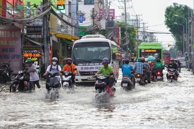 Triều cường vượt đỉnh, người dân TP Hồ Chí Minh bì bõm lội nước
