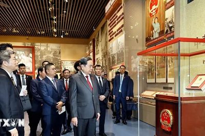 Chủ tịch Quốc hội tham quan Bảo tàng Lịch sử Đảng Cộng sản Trung Quốc