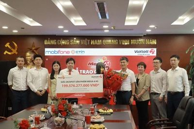 Trao giải gần 200 tỷ đồng cho người chơi trúng Vietlott