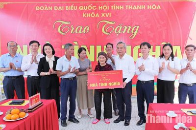 Bí thư Tỉnh ủy, Trưởng Đoàn ĐBQH tỉnh Lê Đức Thái trao nhà tình nghĩa cho bà Đỗ Thị Mơ ở xã Lương Sơn