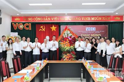 Chủ tịch UBND tỉnh Tô Anh Dũng chúc mừng các đơn vị nhân Ngày Doanh nhân Việt Nam 13/10