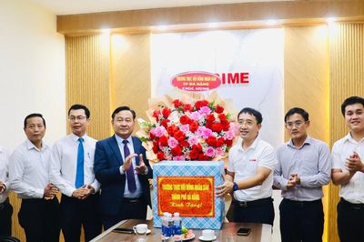 Phó Chủ tịch HĐND thành phố Nguyễn Công Thanh chúc mừng doanh nghiệp nhân ngày Doanh nhân Việt Nam