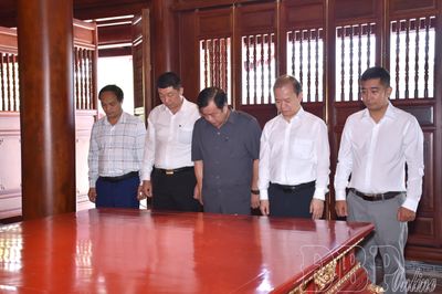 Phó Trưởng ban Tuyên giáo Trung ương Bùi Hoài Sơn tri ân anh hùng liệt sĩ