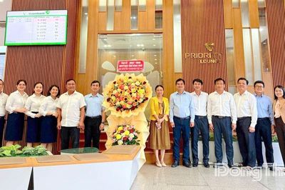 Lãnh đạo tỉnh Đồng Tháp thăm, chúc mừng doanh nghiệp nhân ngày 13-10