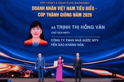 Bà Trịnh Thị Hồng Vân - Chủ tịch Hội đồng thành viên Công ty Yến sào Khánh Hòa được vinh danh "Doanh nhân Việt Nam tiêu biểu”
