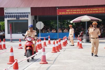 Hơn 500 đại biểu tập huấn kỹ năng lái xe an toàn