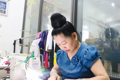 Người giữ nghề may áo cỏm ở Mường Lò