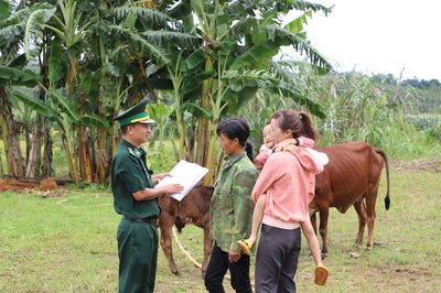 Cầu nối đưa pháp luật đến với đồng bào vùng biên