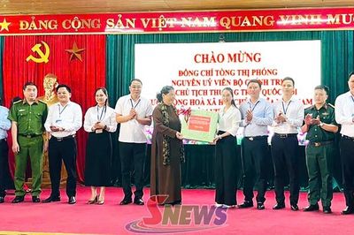 Đồng chí Tòng Thị Phóng thăm và làm việc tại xã Mường Cơi
