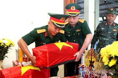 Tiễn đưa hài cốt liệt sĩ Trần Xuân Vững về quê hương
