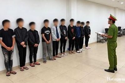 Xử lý nhóm thanh thiếu niên mang hung khí, ném chai bia trên đường phố