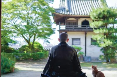 Tiếng búa giữa nhân gian