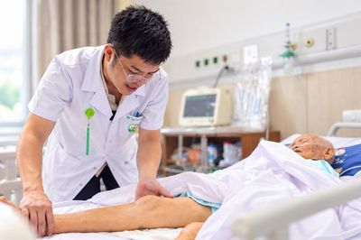 Phẫu thuật thay khớp háng thành công cho cụ bà 100 tuổi