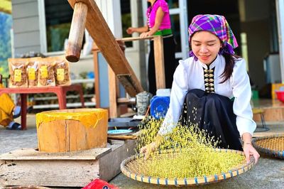 Về Tú Lệ, xem người Thái giữ nghề làm cốm truyền thống