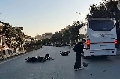 Xe máy đi ngược chiều gây va chạm liên tiếp với 2 học sinh