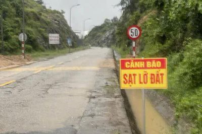 Khẩn trương khắc phục điểm sạt lở gây mất an toàn trên QL24C qua khu kinh tế Dung Quất