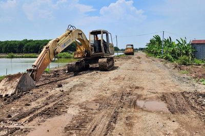 Cà Mau: Đẩy nhanh tiến độ thi công đường đê Biển Đông gần 100 tỷ đồng