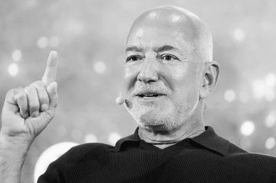 Tỷ phú Jeff Bezos: AI có thể giúp con người chỉ làm việc 3 ngày mỗi tuần, gia đình chỉ cần một người đi làm